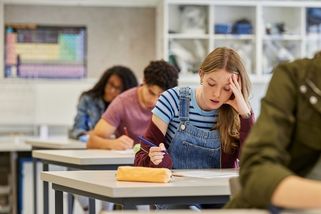 „Mami, já už dál nemůžu.“ Jednotné testy Cermatu zvýhodňují bohatší studenty
